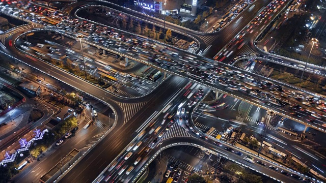 随着时间的推移，北京金融区繁忙的十字路口的夜晚，交通和通勤者正处于高峰期视频素材
