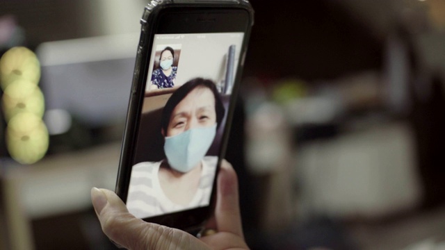 在新冠肺炎疫情期间与亚洲年长妇女进行视频通话视频素材