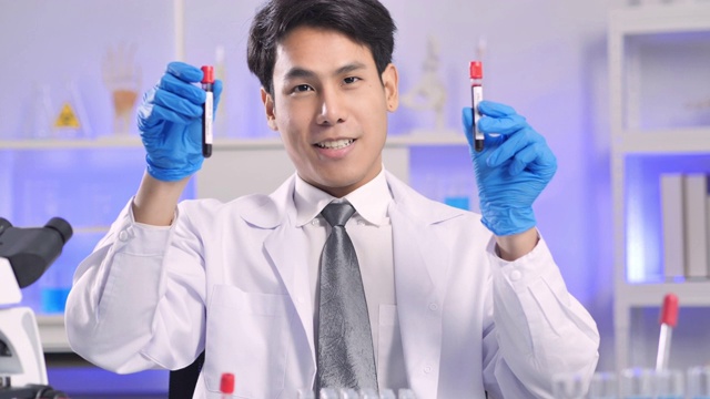 亚洲科学家男自信在实验室混合试管进行测试。科学实验室视频素材