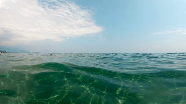 海面和海浪在一个夏日阳光明媚的日子里流淌，慢动作视频素材