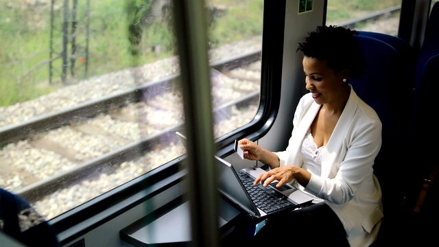 乘火车旅行的商务女性视频素材