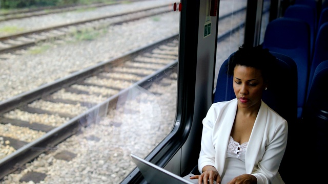 乘火车旅行的商务女性视频素材
