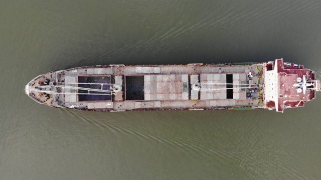 鸟瞰图/驳船在河上驶向目的港。视频下载