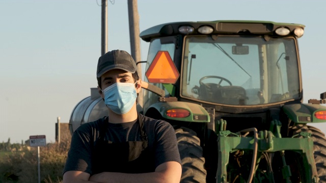 农民工人戴防护口罩，预防Covid-19传染视频下载