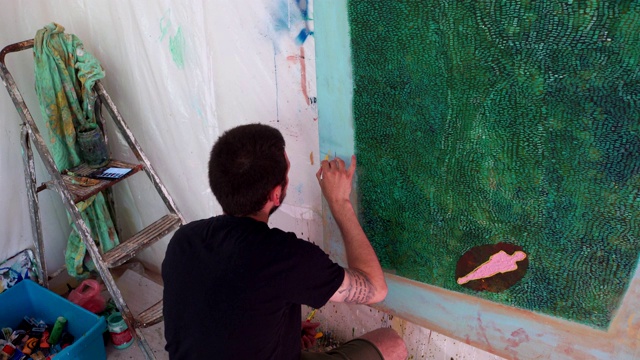 艺术家在一个艺术工作室享受他的绘画会议视频下载