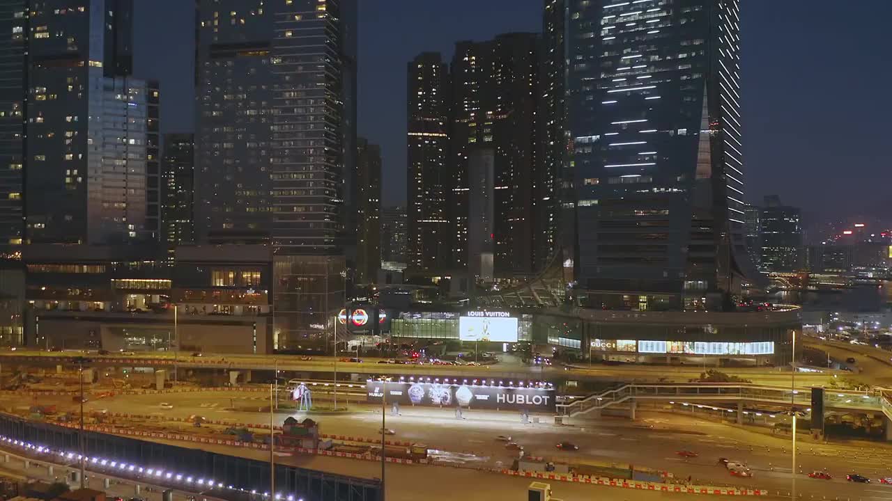 无人机拍摄:中国香港夜间的实时4K航拍天际线。视频下载