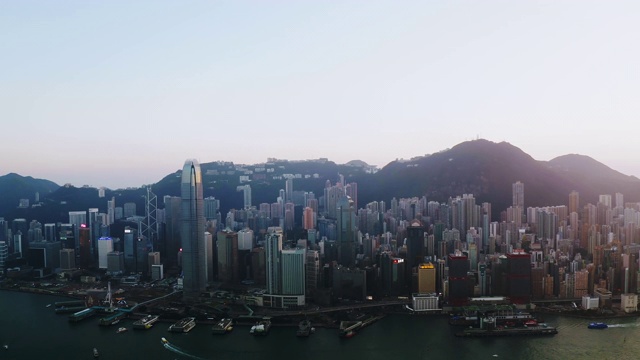 无人机拍摄:中国香港黄昏时的实时4K鸟瞰图。视频下载
