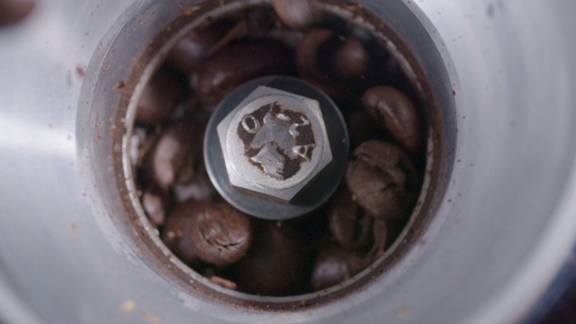 咖啡豆在研磨机中移动视频下载