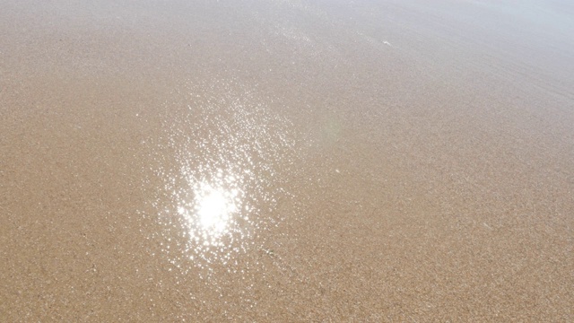 明亮的阳光反射在浅水海洋海滩暑假背景4K视频下载