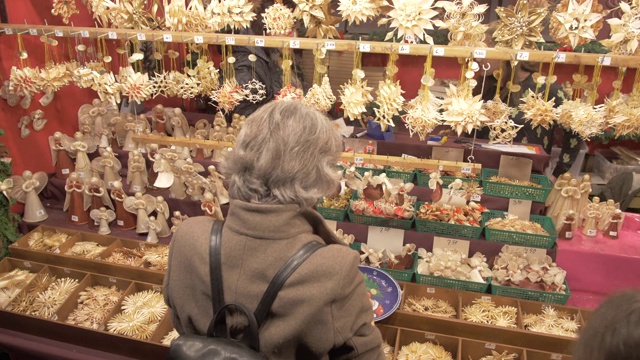 俯瞰人们在圣诞节市场购物，玛丽恩广场，慕尼黑，巴伐利亚，德国，欧洲视频下载