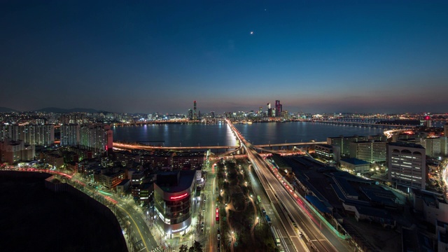 韩国首尔，江边高速公路和横跨汉江/龙山谷的元孝大教大桥的日落至夜景视频素材