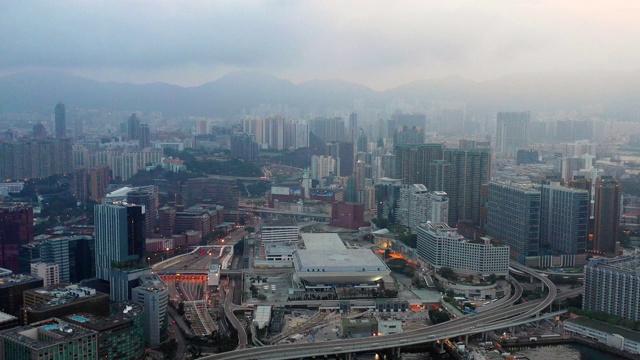 鸟瞰图云风暴住宅中心地区在中国香港视频素材