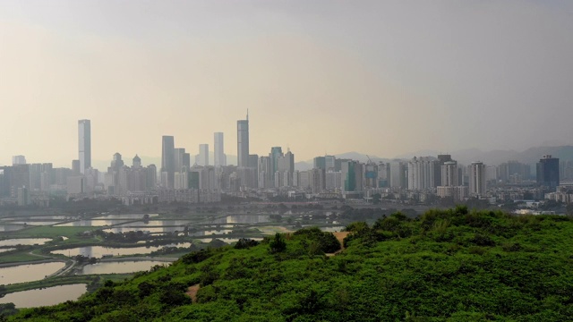 鸟瞰图，雾和全景深圳城市视频素材