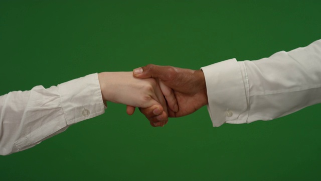一名男子在绿色屏幕上与一名女子握手视频下载