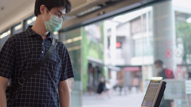 耐心的亚洲男人用体温计测脸和手的温度视频素材