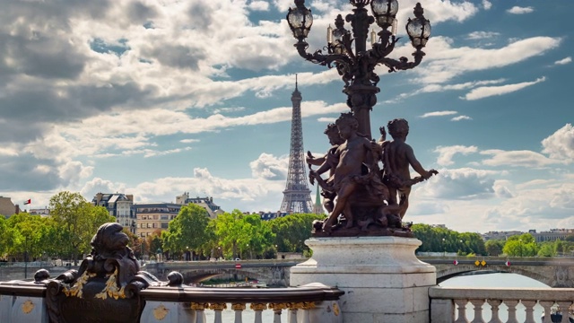 阳光明媚的一天，巴黎市中心拥挤的桥，著名的塔，步行时间推移的全景4k法国视频素材