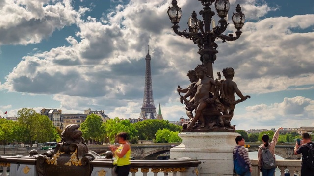 阳光明媚的一天，巴黎市中心拥挤的桥，著名的塔，步行时间推移的全景4k法国视频素材