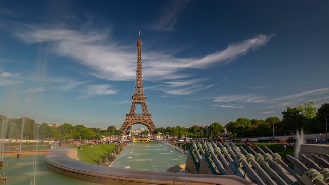 阳光明媚的一天美丽的天空巴黎城著名的塔公园广场喷泉延时全景4k法国视频下载