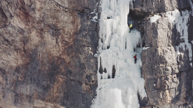 瀑布上攀冰视频素材