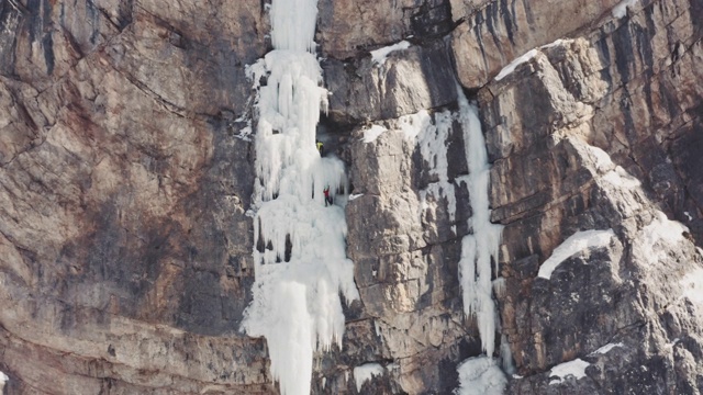 瀑布上攀冰视频素材