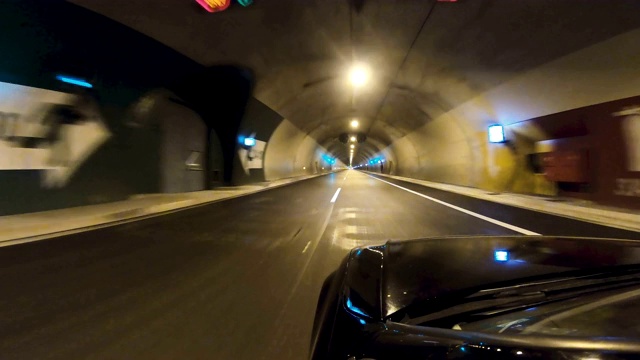 晚上开车穿过旧隧道，老兄视频素材