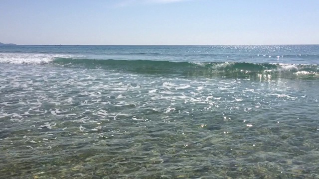 海景美景，海浪拍打着沙滩。视频素材