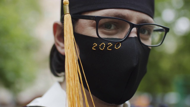 2020届毕业生佩戴防护口罩和毕业服及口罩视频下载