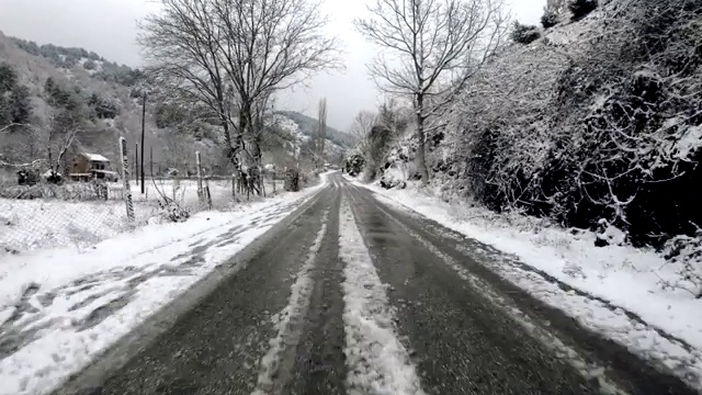 冬天在下雪的乡村道路上开车视频素材