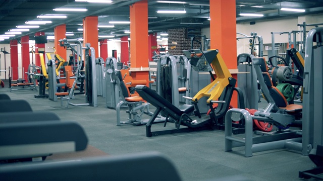 健身房内部有很多健身器材视频下载