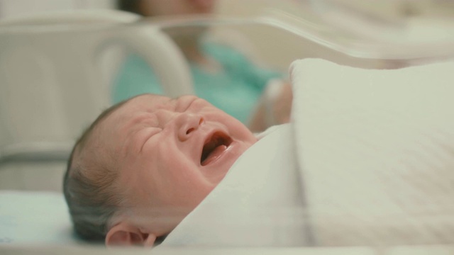 新生婴儿在医院哭泣视频素材