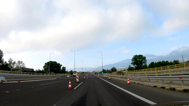 在希腊的高速公路上驾驶pov与道路工程和塑料塔视频素材