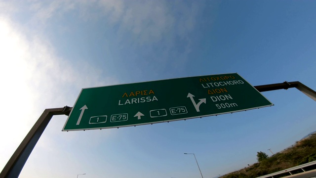 波夫在希腊高速公路上开车，路标指向拉瑞萨，利托科德，迪翁视频下载
