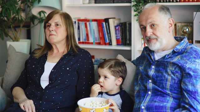 爷爷奶奶和孙子在看电视视频素材