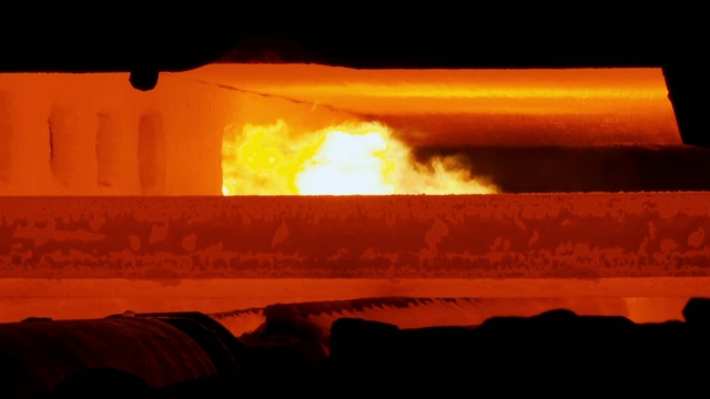 新钢在炼钢厂被制成板坯视频素材