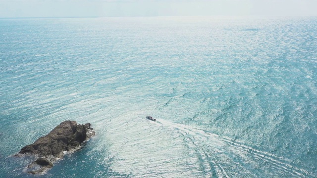 无人机在黑海海岸线上跟踪快艇。鸟瞰图视频素材