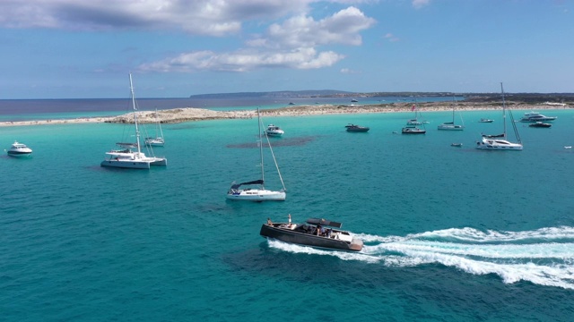 福门特拉附近碧绿海水中的游艇鸟瞰图。西班牙巴利阿里群岛视频素材