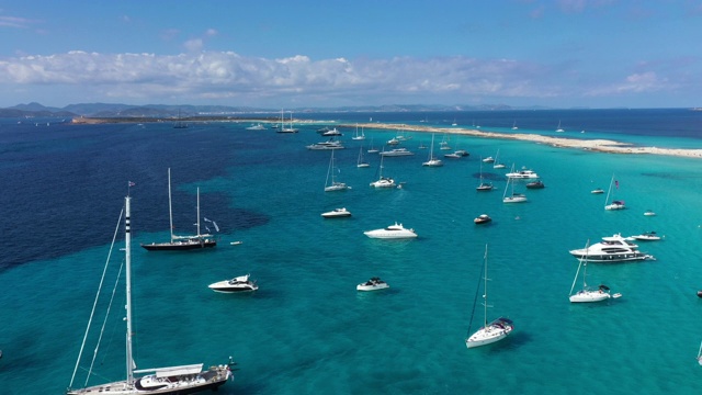福门特拉附近碧绿海水中的游艇鸟瞰图。西班牙巴利阿里群岛视频素材