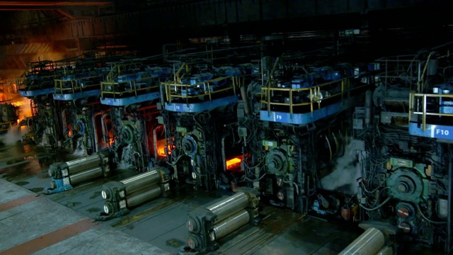 在炼钢厂，钢板沿着装配线移动视频素材