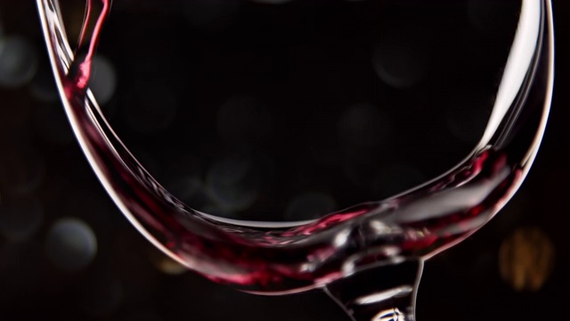 葡萄酒倒入玻璃杯中。新年庆祝，慢镜头视频素材