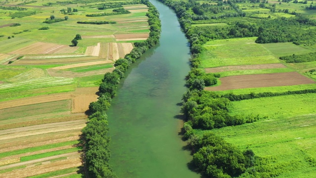 克罗地亚美丽的乡村景观，库帕河蜿蜒于农田之间视频素材
