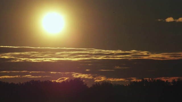 日出后一小时，在天空中靠近太阳视频素材