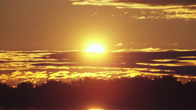 黄色的日出出现在云上视频素材