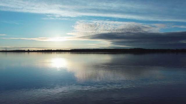 蓝色的日出天空和河的倒影视频素材
