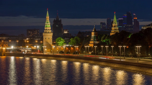 夜晚日落照亮莫斯科克里姆林宫交通河湾全景4k时间推移俄罗斯视频下载