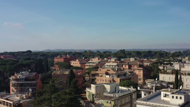意大利罗马住宅区鸟瞰图。向上倾斜全景拍摄视频下载