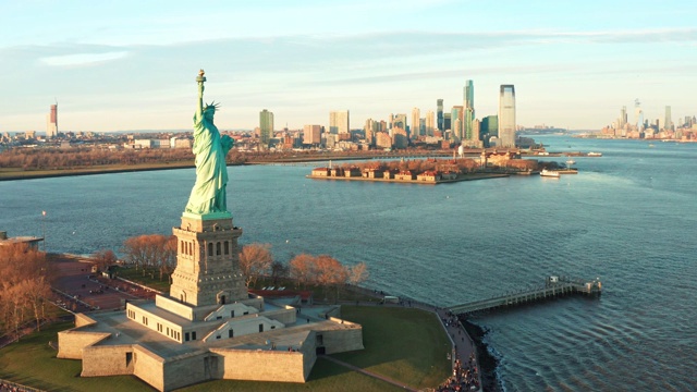无人机在纽约自由女神像周围缓慢旋转。视频素材