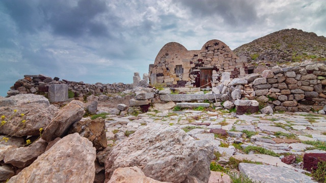 白天时间风暴天空圣托里尼岛古老的石头房子顶部全景4k时间推移希腊视频下载