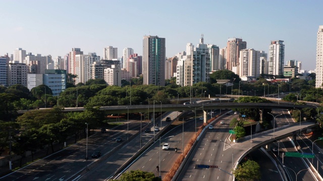 鸟瞰图到5月23号大道，靠近Ibirapuera地区，圣保罗，巴西视频下载