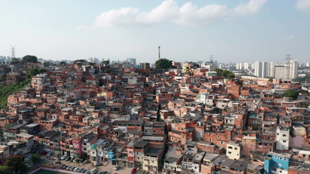 鸟瞰图在Paraisópolis，圣保罗，巴西贫民窟的房子视频素材