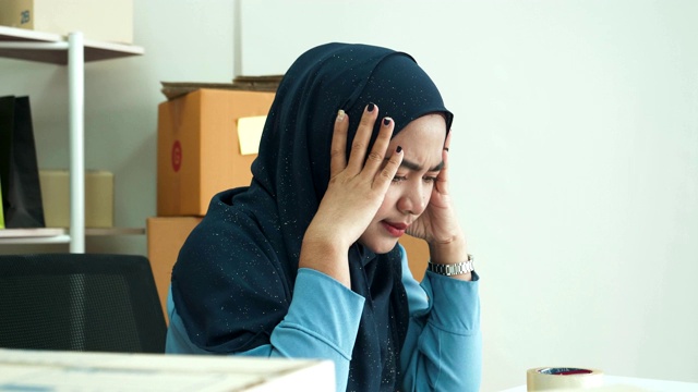 年轻的穆斯林女商人一直工作到有压力为止视频下载